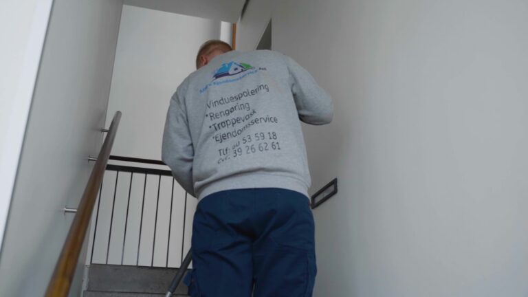 Ands Ejendomsservice ansat rengører opgang - trappevask - firmatrøje med logo